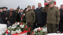 Szef Urzędu do Spraw Kombatantów i Osób Represjonowanych Jan Józef Kasprzyk (3P) podczas uroczystości na Cmentarzu Parafialnym w Waksmundzie upamiętniających 76. rocznicę ostatniej walki i śmierci mjr. Józefa Kurasia "Ognia". Fot. PAP/G. Momot