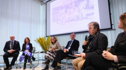 Wiceprezydent Warszawy Aldona Machnowska-Góra (2L), dyrektor Sinfonii Varsovii Janusz Marynowski (L), dyrektor MFMW „Warszawska Jesień” Jerzy Kornowicz (2P), przewodnicząca Rady Warszawy Ewa Malinowska-Grupińska (3L), kierownik i pomysłodawca projektu Opera o Warszawie Jarosław Trybuś (3P) i przedstawicielka Teatru Wielkiego - Opery Narodowej Agnieszka Wolak (P) podczas konferencji prasowej nt. projektu "Opera o Warszawie. Najlepsze miasto świata". Fot. PAP/L. Szymański