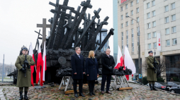  Warszawa, 24.02.2023. Zastępca prezesa IPN K. Polejowski (P), wicemarszałek Sejmu M. Gosiewska (C) i ambasador Ukrainy w RP W. Zwarycz (L) podczas odsłonięcia nowego upamiętnienia – integralnej części pomnika Poległym i Pomordowanym na Wschodzie, wykonango z brązu podkładu kolejowego oraz płyty pamiątkowej. Fot. PAP/A. Zawada