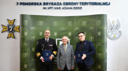 Dowódca 7. Pomorskiej Brygady OT kmdr Tomasz Laskowski (L), dyrektor Oddziału IPN w Gdańsku Paweł Warot (P) i żołnierz AK, Powstaniec Warszawski, prezes Oddziału Morskiego Stowarzyszenia Szarych Szeregów, prezes Okręgu Pomorskiego Światowego Związku Żołnierzy Armii Krajowej prof. Jerzy Grzywacz ps. Tapir (C) podczas podpisania porozumienia. Fot. PAP/A. Warżawa
