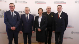 Warszawa, 15.02.2023. Od lewej: dyrektor Muzeum Getta Warszawskiego A. Stankowski, wicepremier P. Gliński, dyrektor Żydowskiego Instytutu Historycznego M. Krawczyk, dyrektor Muzeum Polin Z. Stępiński, prezes Towarzystwa Społeczno-Kulturalnego Żydów w Polsce A. Hofman podczas konferencji prasowej poświęconej obchodom 80. rocznicy powstania w getcie warszawskim, w MKiDN. Fot. PAP/T. Gzell 