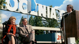 Gdańsk, 15.09.1990 r. Prezydent USA Ronald Reagan z małżonką Nancy na spotkaniu w Stoczni Gdańskiej z kandydującym na urząd prezydenta RP Lechem Wałęsą. Fot. PAP/G. Rogiński