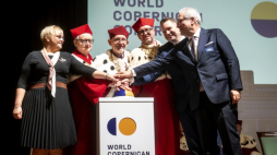 Szefowa Kancelarii Prezydenta RP Grażyna Ignaczak-Bandych (L), rektor UJ prof. Jacek Popiel (2L), rektor UMK prof. Andrzej Sokala (3L), rektor Uniwersytetu Warmińsko- Mazurskiego prof. Jerzy Przyborowski (3P), minister edukacji i nauki Przemysław Czarnek (2P) i prof Krzysztof Górski (P) podczas inauguracji Światowego Kongresu Kopernikańskiego w Toruniu. Fot. PAP/T. Żmijewski