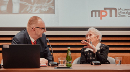Oświęcim, 28.02.2023. Jedna z osób, które pomagały więźniom KL Auschwitz Józefa Handzlik (P), na spotkaniu w Muzeum Pamięci Mieszkańców Ziemi Oświęcimskiej w Oświęcimiu. Fot. PAP/Z. Meissner.