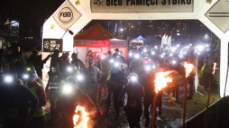 Uczestnicy V Biegu Pamięci Sybiru w Lesie Turczyńskim w Białymstoku. Fot. PAP/A. Reszko
