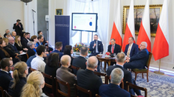 Doradca prezydenta RP prof. Andrzej Waśko (2P), prof. dr hab. Janusz Gruchała (P), krytyk literacki Krzysztof Dybciak (3P) i literaturoznawca dr Tomasz Szturo (4P) podczas dyskusji "Tradycja romantyczna wczoraj i dziś. Wokół serii wydawniczej Literatura i pamięć" w Belwederze. Fot. PAP/M. Marek