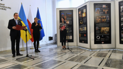 Marszałek Senatu Tomasz Grodzki (L) na otwarciu wystawy "Jubileusz Mikołaja Kopernika w 550. rocznicę urodzin" w Senacie. Fot. PAP/P. Nowak