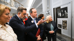 Marszałek Senatu Tomasz Grodzki (C) oraz były sekretarz laureatki literackiej Nagrody Nobla, literaturoznawca i poeta Michał Rusinek (2L) podczas otwarcia wystawy "Sto lat! Wisława Szymborska" w siedzibie Senatu. Fot. PAP/M. Obara