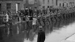 Wręczenie sztandaru 1 Samodzielnej Brygadzie Spadochronowej: defilada Brygady. 1944 r. Fot. NAC