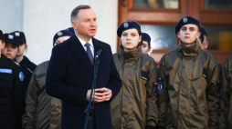 Sierpc, 01.03.2023. Prezydent RP Andrzej Duda (C) na spotkaniu z mieszkańcami regionu przed miejscowym Domem Kultury w Sierpcu, po kwiatów przed pomnikiem gen. Emila Fieldorfa „Nila” w Narodowym Dniu Pamięci „Żołnierzy Wyklętych”. Fot. PAP/Sz. Łabiński 