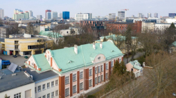 Łódź, 10.03.2021. Na zdjęciu z drona kampus Szkoły Filmowej w Łodzi, w kwadracie ulic: Targowej, Kilińskiego i Fabrycznej oraz al. Piłsudskiego. Fot. PAP/G. Michałowski