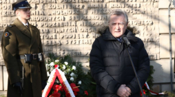 Warszawa, 01.03.2023. Wicepremier, minister kultury i dziedzictwa narodowego Piotr Gliński (P) na uroczystości złożenia wieńca przed tablicą upamiętniającą ofiary byłego Ministerstwa Bezpieczeństwa Publicznego. Trwają uroczystości z okazji Narodowego Dnia Pamięci Żołnierzy Wyklętych. Fot. PAP/T. Gzell 