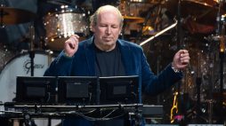 Łódź, 14.04.2022. Hans Zimmer podczas koncertu z cyklu "Hans Zimmer Live 2022" w łódzkiej Atlas Arenie. Fot. PAP/G. Michałowski