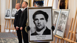 Warszawa, 08.03.2023. Prezes IPN Karol Nawrocki (P) i zastępca prezesa IPN, dyrektor Biura Poszukiwań i Identyfikacji Krzysztof Szwagrzyk (2P) podczas uroczystości wręczenia not identyfikacyjnych rodzinom ofiar terroru komunistycznego i zbrodni niemieckich w Belwederze. Fot. PAP/A. Lange 