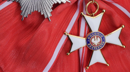 Awers insygniów Krzyża Wielkiego Orderu Odrodzenia Polski. Źródło: Wikimedia Commons