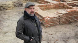 Warszawa, 28.03.2023. Archeolog Michał Grabowski na placu budowy w Warszawie, 28 bm. W trakcie prac archeologicznych przy ulicy Anielewicza odkryto fundamenty starej kamienicy. Przedwojenny adres budynku to Gęsia 33. Ulica znajdowała się w obszarze getta warszawskiego. Wkrótce ma tu powstać nowy blok. Fot. PAP/P. Supernak