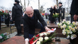 Miechów, 15.03.2023. Wiceprezes IPN Mateusz Szpytma składa kwiaty przy grobie rodziny Baranków na cmentarzu parafialnym w Miechowie, 15 bm. w 80. rocznicę zamordowania przez Niemców rodziny Baranków oraz ukrywanych przez nią Żydów. Fot. PAP/Ł. Gągulski