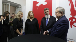 Warszawa, 23.03.2023. Wicepremier Piotr Gliński (P) oraz żona laureata Pokojowej Nagrody Nobla Alesia Bialackiego Natalia Pinczuk (3P) podczas uroczystości przekazania przez NCK wystawy plakatów „Biało-czerwono-biały” Muzeum Wolnej Białorusi w siedzibie muzeum w Warszawie. Fot. PAP/A. Zawada