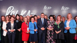 Warszawa, 08.03.2023. Premier Mateusz Morawiecki (C) pozuje do pamiątkowych zdjęć po wystąpieniu na konferencji „Polka XXI wieku” w stołecznym Hotelu Regent. Fot. PAP/P. Supernak