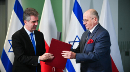 Warszawa, 22.03.2023. Minister spraw zagranicznych RP Zbigniew Rau (P) i szef MSZ Izraela Eli Cohen (L) podczas podpisania porozumienia w sprawie organizacji wycieczek młodzieży izraelskiej do Polski i polskiej młodzieży do Izraela, w siedzibie MSZ. Fot. PAP/M. Obara 