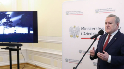 Warszawa, 22.03.2023.Wicepremier, minister kultury i dziedzictwa narodowego Piotr Gliński podczas ogłoszenia konkursu architektonicznego na odbudowę Pałacu Saskiego, Pałacu Bruehla i trzech kamienic przy ul. Królewskiej, w siedzibie MKiDN. Fot. PAP/T. Gzell