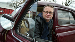  Warszawa, 30.03.2023. Na zdj. kolekcjoner i właściciel kilkudziesięciu samochodów zabytkowych, założyciel Muzeum Skarb Narodu Robert Brykała w samochodzie FSO Warszawa na terenie dawnej Fabryki Samochodów Osobowych w Warszawie. Fot. PAP/M. Obara 