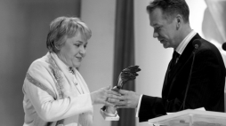 Ceremonia wręczenia nagród Polskiej Akademii Filmowej "Orły 2006": Anna Wunderlich odebrała nagrodę z rąk aktora Mirosława Baki za najlepszą scenografię do filmu "Komornik". Warszawa, 27.02.2006. Fot. PAP/T. Gzell