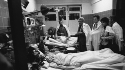 Wizyta przedstawicieli Krajowej Komisji Porozumiewawczej w szpitalu u Jana Rulewskiego i Mariusza Łabentowicza, pobitych przez funkcjonariuszy Milicji Obywatelskiej podczas sesji Wojewódzkiej Rady Narodowej w Bydgoszczy. Wśród odwiedzających m.in. Marian Jurczyk (L), Zbigniew Bujak (3L) oraz specjalny wysłannik Prymasa - prof. Romuald Kukułowicz (2L). Bydgoszcz, 20.03.1981. Fot. PAP/CAF/S. Kraszewski