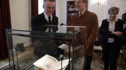 Wiceminister kultury i dziedzictwa narodowego, generalny konserwator zabytków Jarosław Sellin (L), dyrektor Biblioteki Uniwersyteckiej we Wrocławiu Grażyna Piotrowicz (P) i dotychczasowy posiadacz manuskryptu Jonathan Hill (C). Fot. PAP/A. Zawada