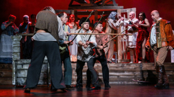 Aktor Adam Mężyk (P) podczas pokazu medialnego przed premierą sztuki pt. "Don Kichot" w reż. Waldemara Wolańskiego w Teatrze im. W. Siemaszkowej w Rzeszowie. Fot. PAP/D. Delmanowicz