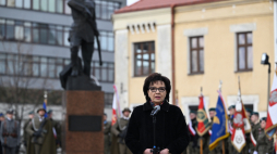 Marszałek Sejmu Elżbieta Witek podczas obchodów 104. rocznicy śmierci płk. Leopolda Lisa – Kuli na Placu Farny w Rzeszowie. Fot. PAP/D. Delmanowicz