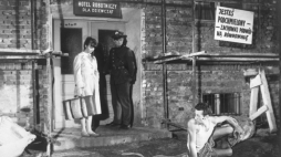 Barbara Kwiatkowska , Stanisław Mikulski i Jan Kobuszewski w filmie Tadeusza Chmielewskiego "Ewa chce spać". Fot. PAP/CAF