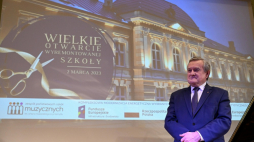 Wicepremier, minister kultury i dziedzictwa narodowego Piotr Gliński podczas uroczystego otwarcia po zakończonej termomodernizacji siedziby Zespołu Państwowych Szkół Muzycznych im. Artura Malawskiego w Przemyślu. Fot. PAP/D. Delmanowicz