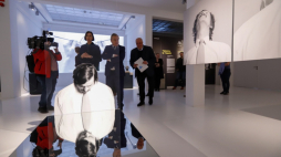 Wicepremier, minister kultury i dziedzictwa narodowego Piotr Gliński (3L), dyrektor wrocławskiego Muzeum Narodowego Piotr Oszczanowski (4L) oraz adiunkt w MN Małgorzata Micuła (2L) podczas wizyty w Pawilonie Czterech Kopuł. Wrocław, 31.03.2023. Fot. PAP/T. Golla