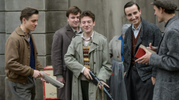 Plan zdjęciowy filmu „Kamienie na szaniec” w reżyserii Roberta Glińskiego, W Lublinie kręcono sceny przedstawiające Akcję pod Arsenałem. Widoczna w tle makieta warszawskiego arsenału powstała na pl. Rybnym. 2013 r. Fot. PAP/W. Pacewicz