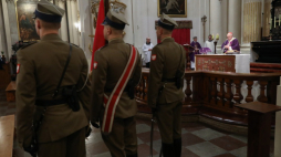 Metropolita warszawski kard. Kazimierz Nycz (P) podczas mszy świętej, sprawowanej w Kościele Sióstr Wizytek w Warszawie w ramach obchodów Narodowego Dnia Pamięci Polaków ratujących Żydów pod okupacją niemiecką. Fot. PAP/T. Gzell