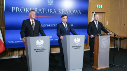 Minister sprawiedliwości, prokurator generalny Zbigniew Ziobro (C), prezes Instytutu Pamięci Narodowej Karol Nawrocki (P) i dyrektor Głównej Komisji Ścigania Zbrodni przeciwko Narodowi Polskiemu, zastępca Prokuratora Generalnego Andrzej Pozorski (L) podczas konferencji prasowej w Prokuraturze Krajowej w Warszawie. Fot. PAP/M. Marek