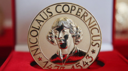 Medal z wizerunkiem Mikołaja Kopernika na wystawie „Jubileusz Mikołaja Kopernika w 550. rocznicę urodzin” w siedzibie Collegium Novum Uniwersytetu Jagiellońskiego w Krakowie. Fot. PAP/Ł. Gągulski