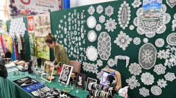 XX Międzynarodowy Festiwal Koronki Klockowej w Bobowej. 2019 r. Fot. PAP/J. Bednarczyk