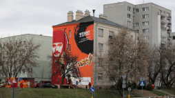 Mural upamiętniający Krzysztofa Krawczyka autorstwa Łukasza Zasadniego na północnej ścianie Muzeum Ursynowa przy ulicy Barwnej 8 w Warszawie. Fot. PAP/P. Supernak