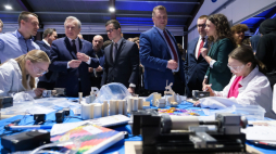 Wicepremier, minister kultury i dziedzictwa narodowego Piotr Gliński (2L), minister edukacji i nauki Przemysław Czarnek (C) i pełnomocnik prezesa Rady Ministrów ds. GovTech, pełnomocnik ministra edukacji i nauki ds. transformacji cyfrowej Justyna Orłowska (2P) rozmawiają z uczstnikami warsztatów podczas uroczystej inauguracji nowatorskiego projektu - Hali Laboratoria Przyszłości CRPK. Fot. PAP/M. Marek