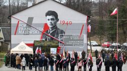 Uczestnicy odsłonięcia muralu w Tarnawce upamiętniającego zamordowanego przez Sowietów w Katyniu por. Franciszka Majewskiego. Fot. PAP/D. Delmanowicz
