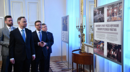 Prezydent Andrzej Duda (C), prezes Instytutu Łukasiewicza Maciej Zdziarski (2P) i minister sportu i turystyki Kamil Bortniczuk (L) podczas prezentacji wystawy "Maraton solidarności. Polski sport dla Ukrainy" w Belwederze. Fot. PAP/R. Pietruszka