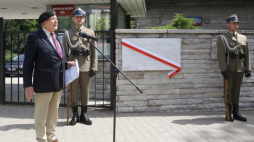 Major Zbigniew Mieczkowski (L) podczas uroczystości odsłonięcia pamiątkowej tablicy poświęconej generałowi dywizji Klemensowi Rudnickiemu. Warszawa, 12.06.2016. Fot. PAP/P. Supernak