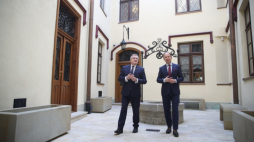 Wicepremier, minister kultury i dziedzictwa narodowego Piotr Gliński (L) oraz dyrektor krakowskiego Muzeum Narodowego Andrzej Szczerski (P) podczas wizyty w Klasztorku - części kompleksu Muzeum Książąt Czartoryskich w Krakowie. Fot. PAP/Ł. Gągulski