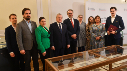 Wicepremier, minister kultury i dziedzictwa narodowego Piotr Gliński (4L) oraz dyrektor Muzeum Narodowego w Gdańsku Jacek Friedrich (5L) podczas uroczystej prezentacji grafik – niedawno odzyskanych strat wojennych w siedzibie MKiDN w Warszawie. Fot. PAP/P. Nowak