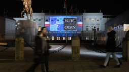 iluminacja z okazji 24. rocznicy wstąpienia Polski do NATO na fasadzie Pałacu Prezydenckiego w Warszawie. Fot. PAP/P. Supernak