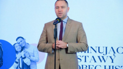 Warszawa, 20.03.2023. Prezes Instytutu Pamięci Narodowej Karol Nawrocki podczas konferencji prasowej w Centrum Edukacyjnym Przystanek Historia im. Janusza Kurtyki. Podczas spotkania zaprezentowane zostały częściowe wyniki raportu „Edukacja dla pamięci”. Fot. PAP/M. Marek