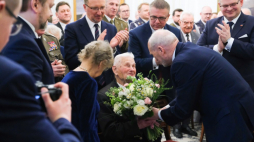 Szef Urzędu do Spraw Kombatantów i Osób Represjonowanych Jan Józef Kasprzyk (P), poseł PiS Antoni Macierewicz (C-P) i major Bogusław Nizieński (C) podczas uroczystości z okazji jego 95. urodzin. Fot. PAP/M. Marek