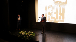 Wiceminister spraw zagranicznych RP Arkadiusz Mularczyk (C) przemawia przed uroczystym pokazem filmu Eugeniusza Starky pt. "1939. Oblężenie Warszawy" w Domu Kultury Kadr w Warszawie. Fot. PAP/A. Zawada